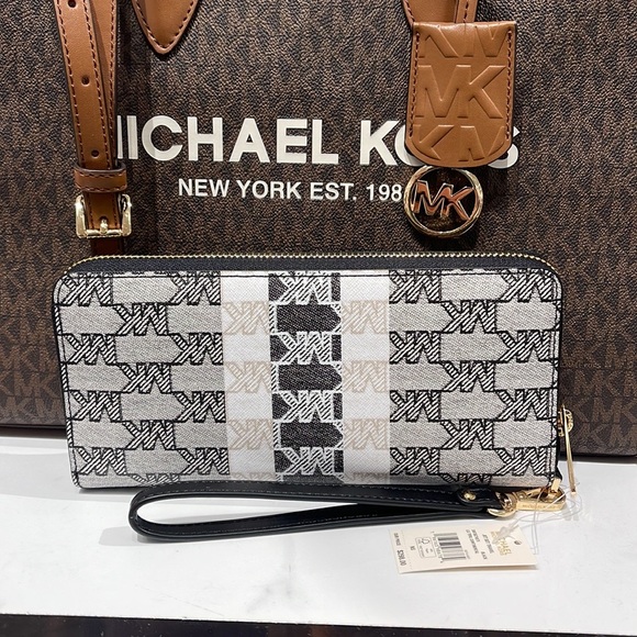 MICHAEL KORS Leather Continental Phone Holder Wristlet Wallet 
Black 
NWT - Picture 2 of 16